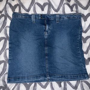 Cute mini skirt! Can dress up or down